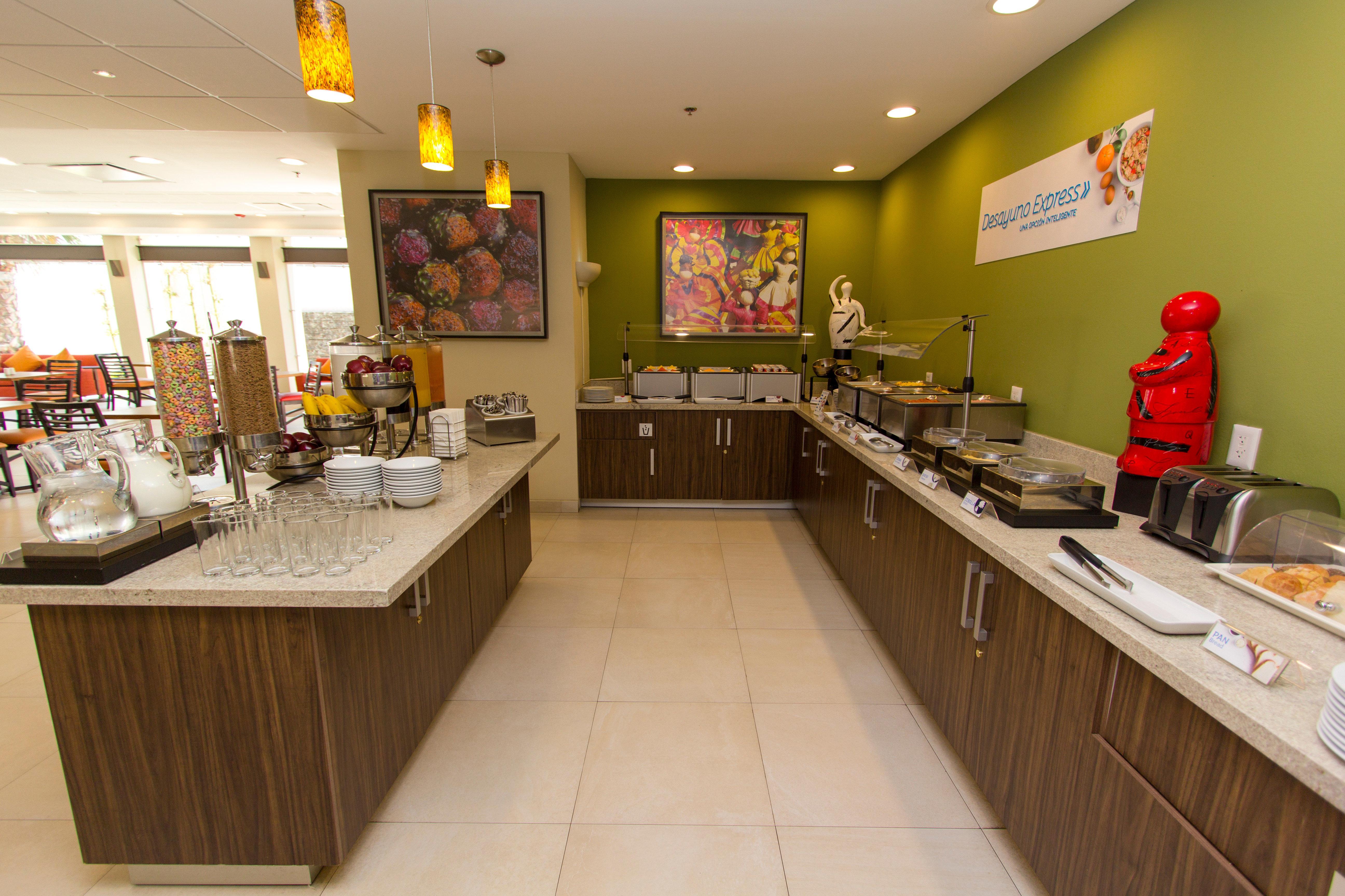 Holiday Inn Express Guadalajara Aeropuerto By Ihg Las Pintas Ngoại thất bức ảnh