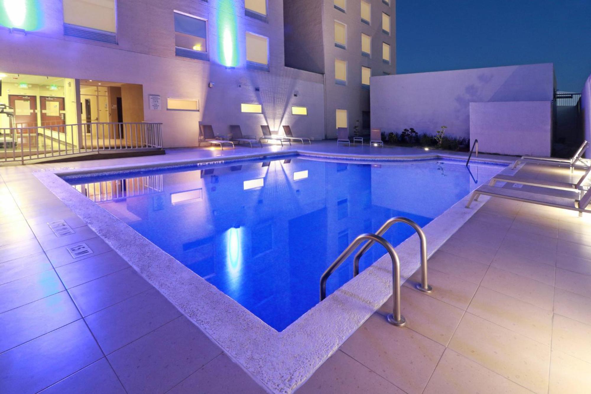 Holiday Inn Express Guadalajara Aeropuerto By Ihg Las Pintas Ngoại thất bức ảnh