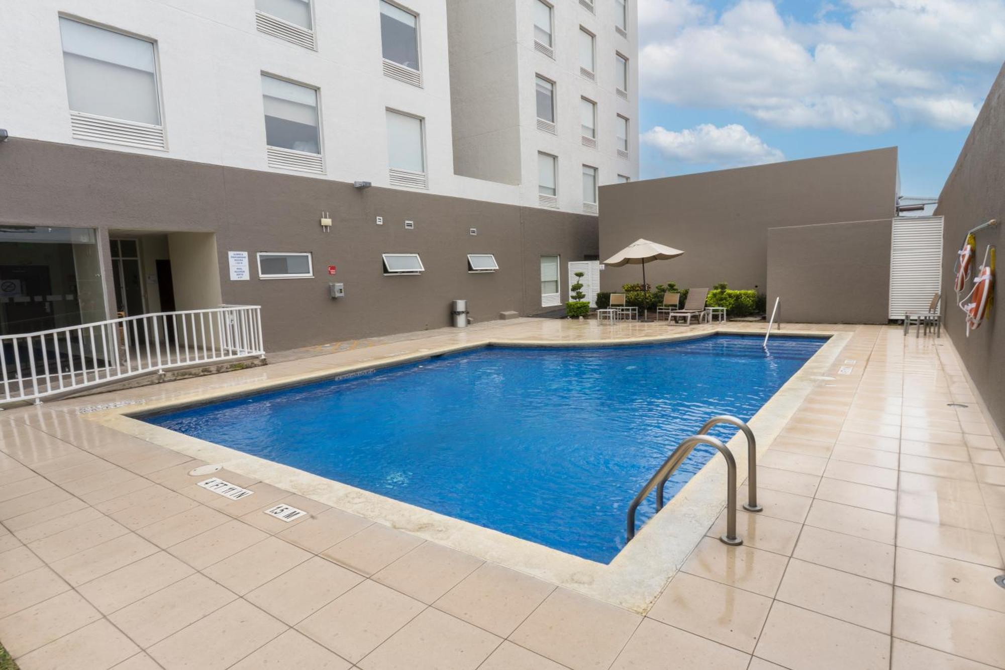 Holiday Inn Express Guadalajara Aeropuerto By Ihg Las Pintas Ngoại thất bức ảnh