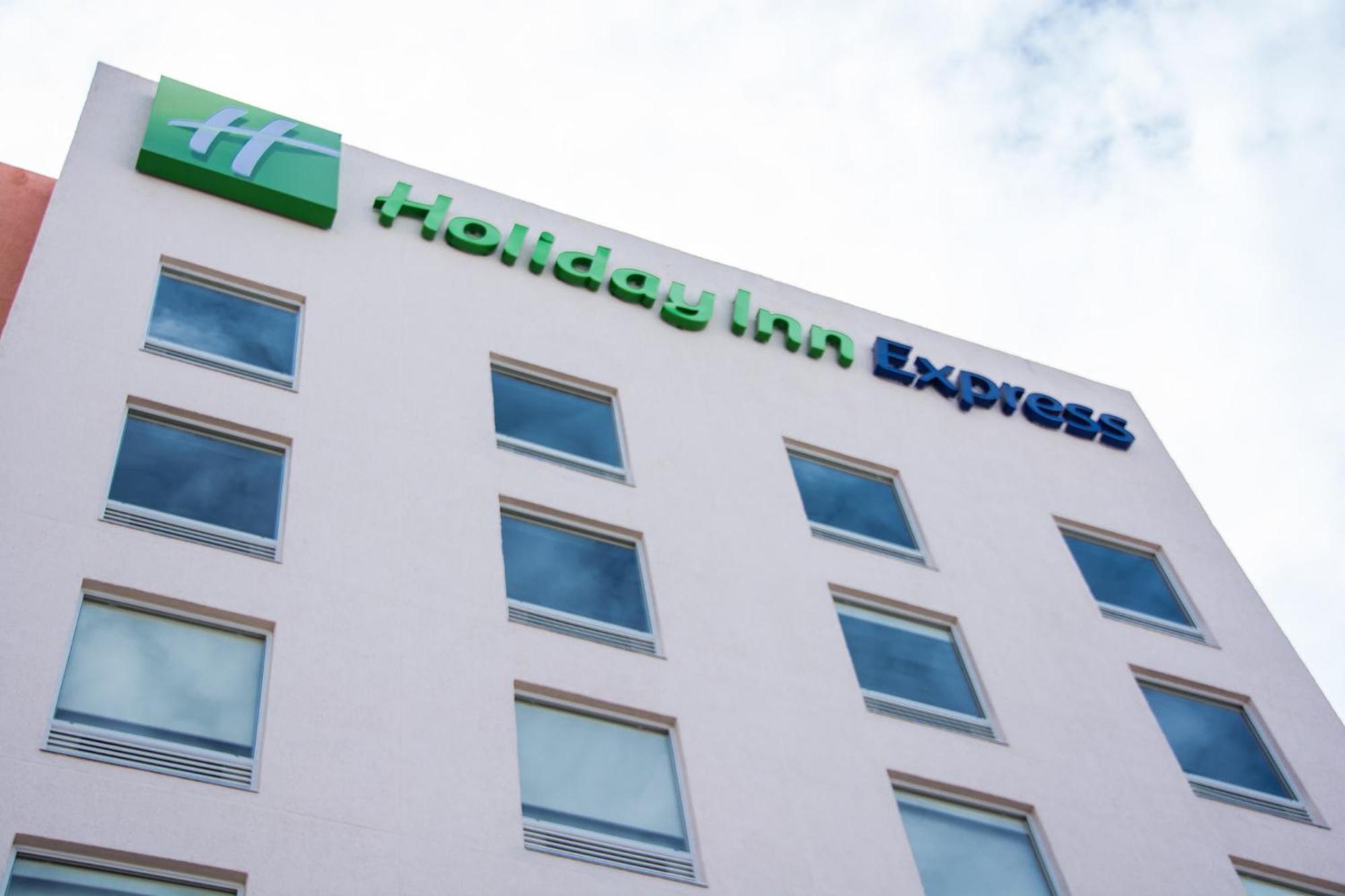 Holiday Inn Express Guadalajara Aeropuerto By Ihg Las Pintas Ngoại thất bức ảnh