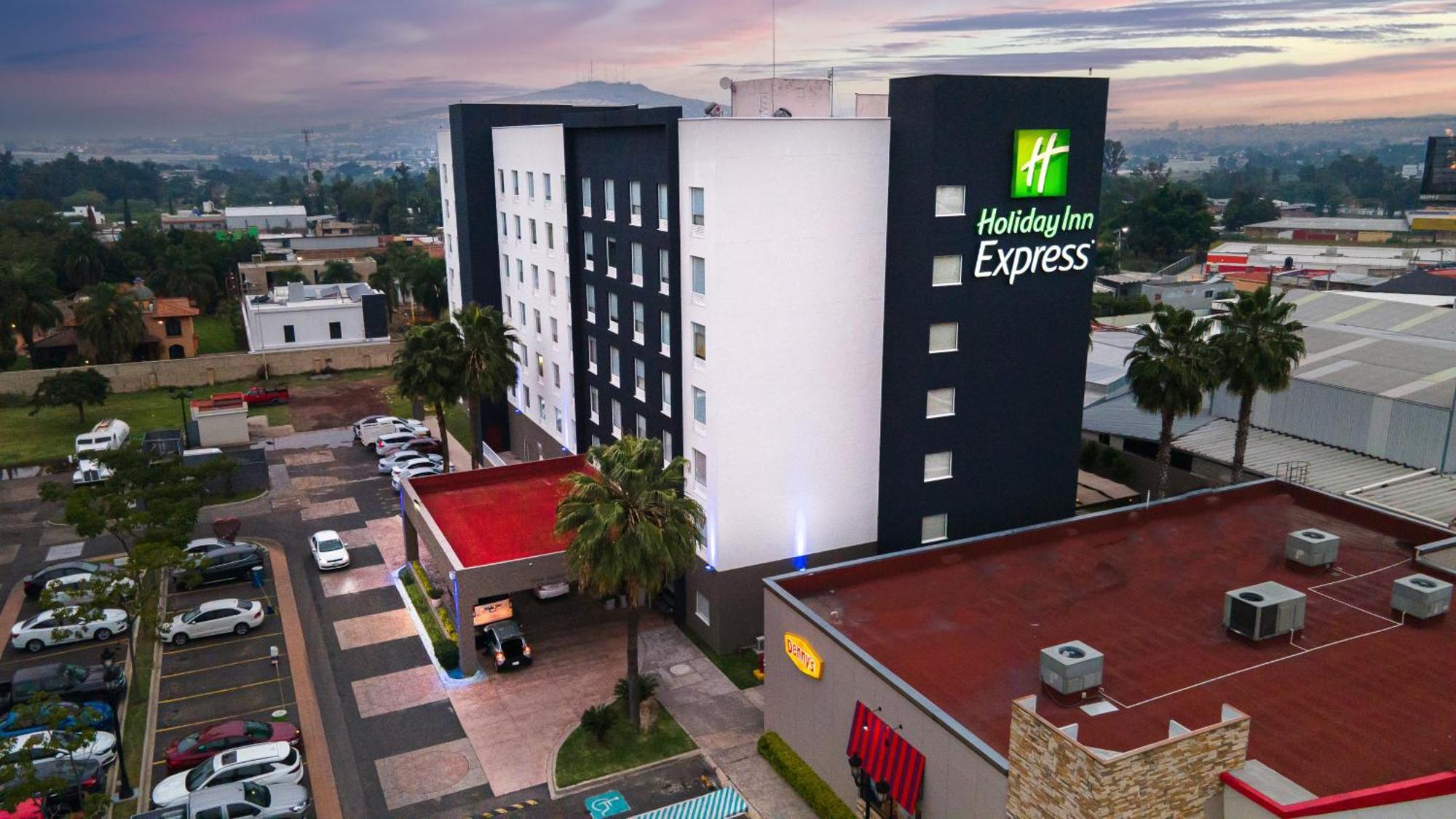 Holiday Inn Express Guadalajara Aeropuerto By Ihg Las Pintas Ngoại thất bức ảnh
