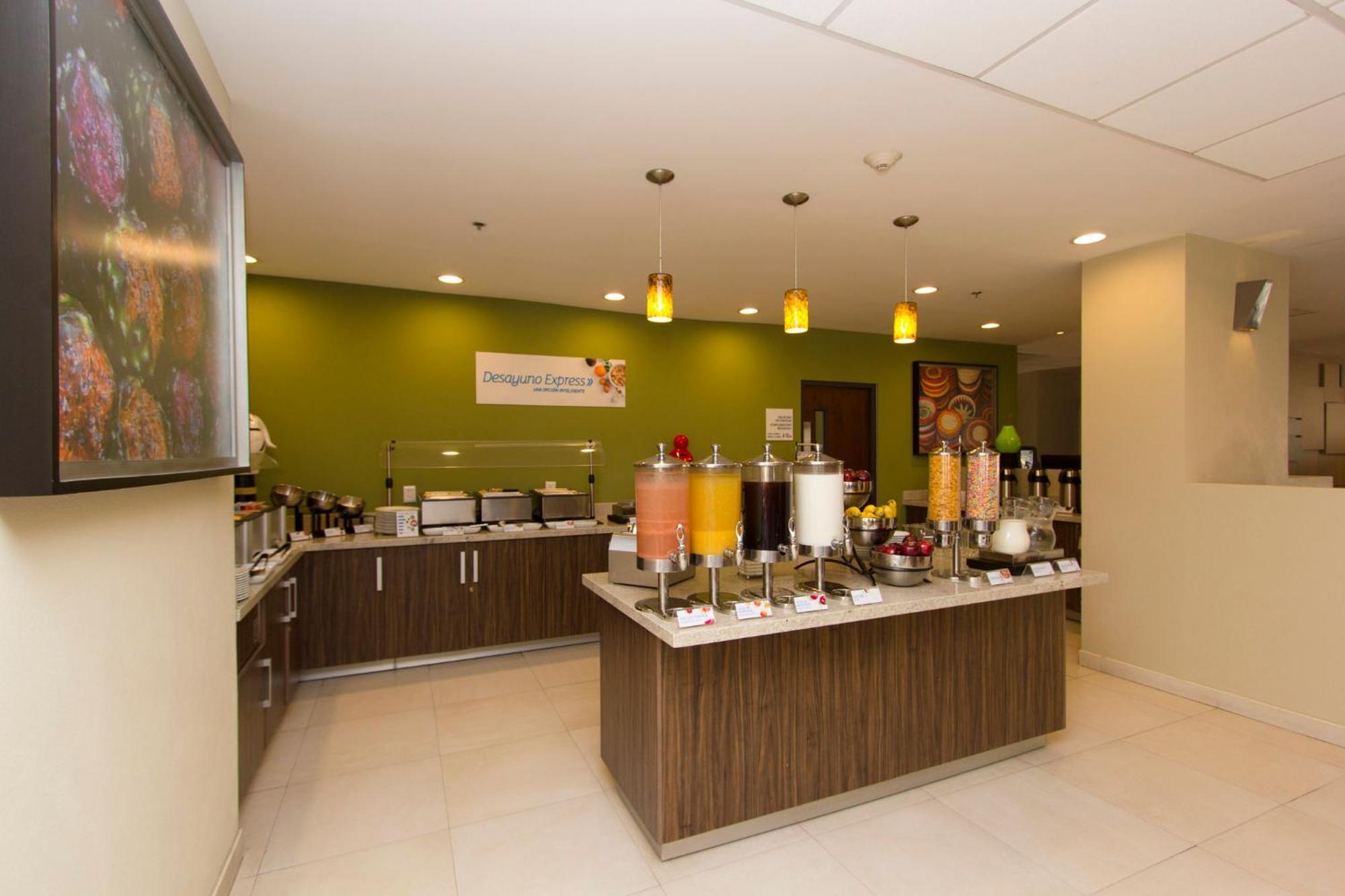 Holiday Inn Express Guadalajara Aeropuerto By Ihg Las Pintas Ngoại thất bức ảnh