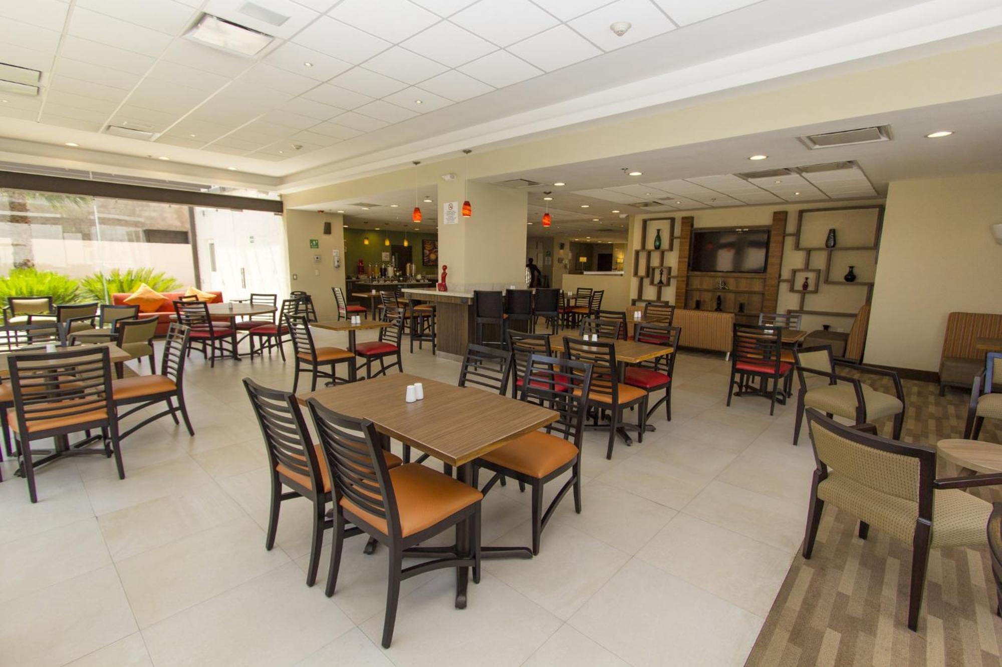 Holiday Inn Express Guadalajara Aeropuerto By Ihg Las Pintas Ngoại thất bức ảnh