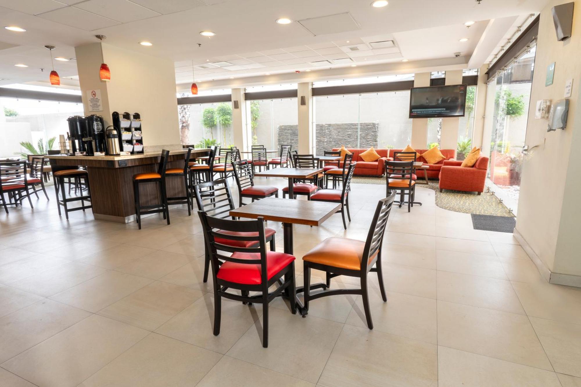 Holiday Inn Express Guadalajara Aeropuerto By Ihg Las Pintas Ngoại thất bức ảnh
