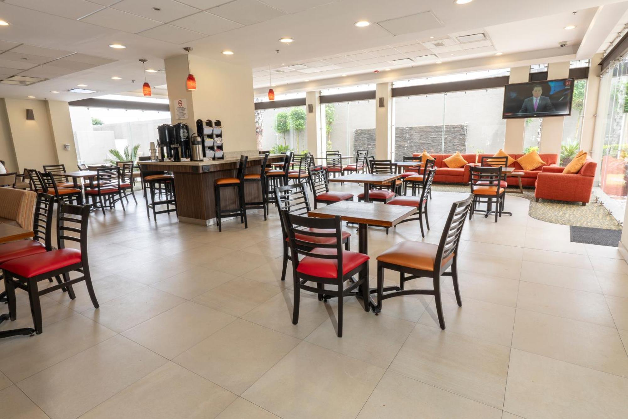 Holiday Inn Express Guadalajara Aeropuerto By Ihg Las Pintas Ngoại thất bức ảnh