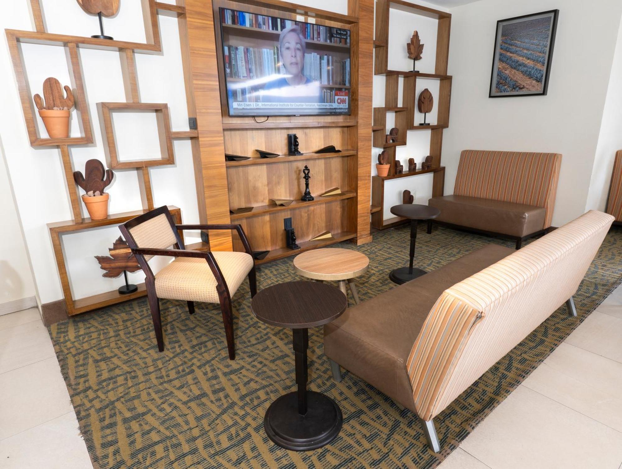 Holiday Inn Express Guadalajara Aeropuerto By Ihg Las Pintas Ngoại thất bức ảnh