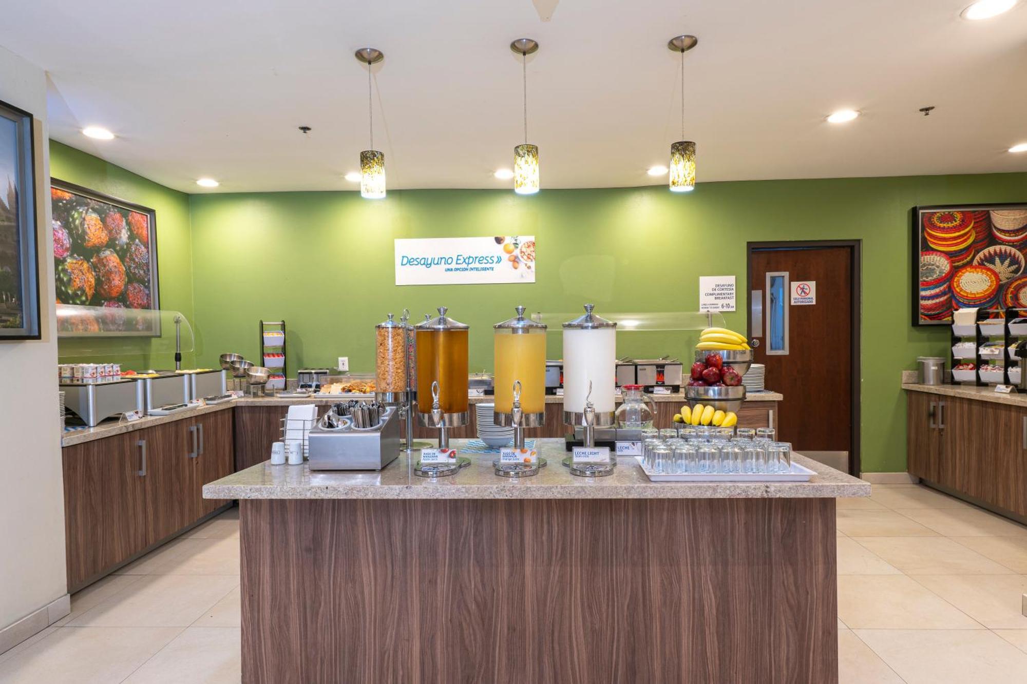 Holiday Inn Express Guadalajara Aeropuerto By Ihg Las Pintas Ngoại thất bức ảnh