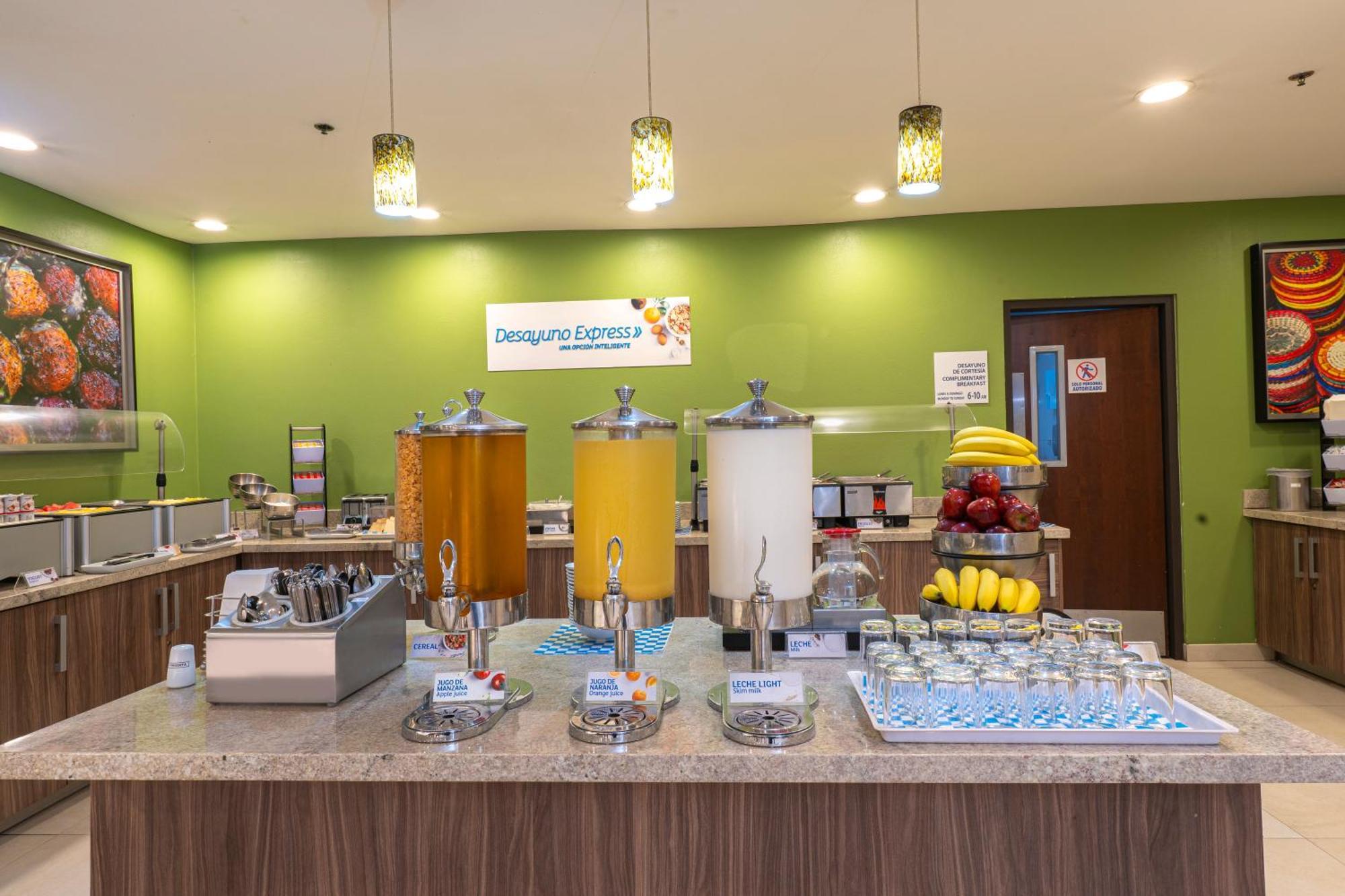 Holiday Inn Express Guadalajara Aeropuerto By Ihg Las Pintas Ngoại thất bức ảnh